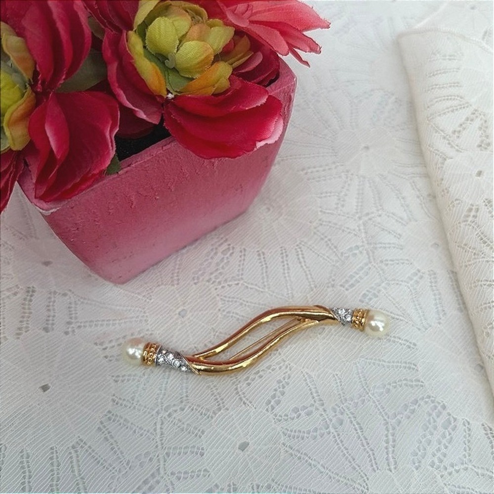 Avon Brooch Gold Tone Faux Pearl Rhinestone Pin Wave Elegant Classic Elegant